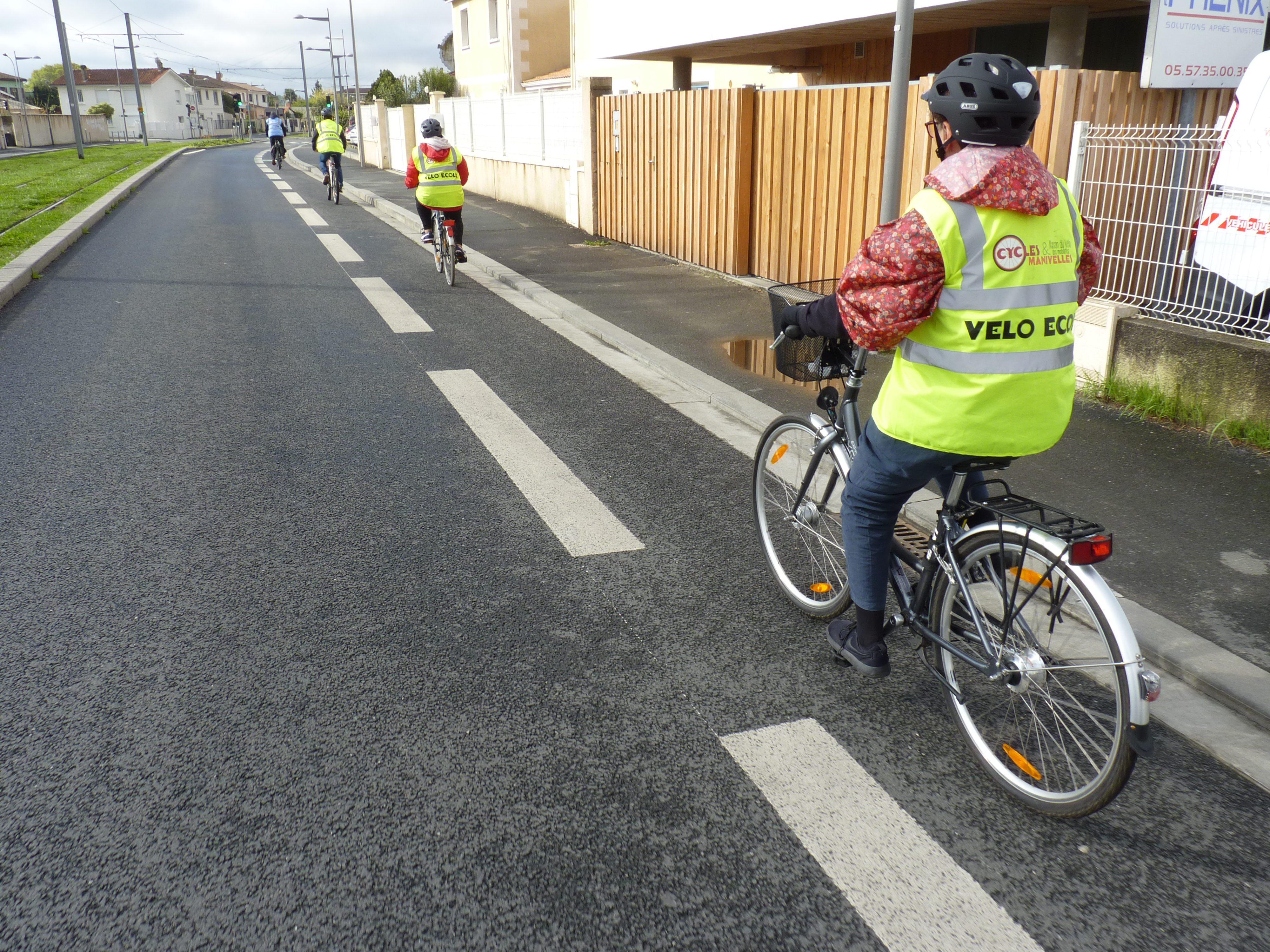 image des stagiaires de la vélo école circulant sur la bande cyclable